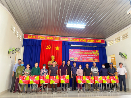 Ban Quản lý Khu Kinh tế tỉnh Tây Ninh tặng quà Tết cho hộ nghèo, hộ có hoàn cảnh khó khăn trên địa bàn Thành phố