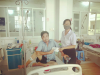 Phường 4 thăm và hỗ trợ tiền cho hộ có hoàn cảnh khó khăn điều trị bệnh.