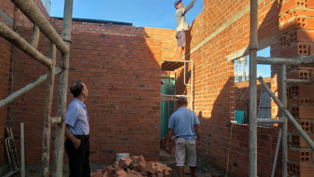 Ban Giám sát đầu tư của cộng đồng phường 4: Giám sát việc xây nhà Đại đoàn kết cho hộ nghèo trên địa bàn.