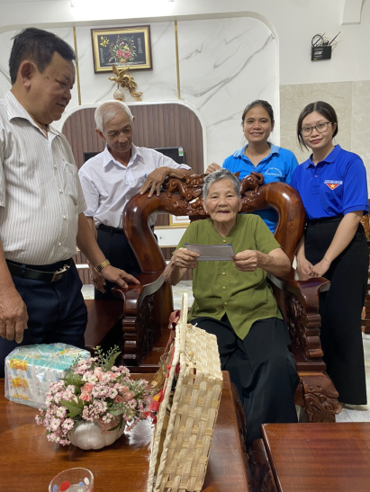 Thăm, tặng quà gia đình mẹ Việt Nam anh hùng, gia đình chính sách, người có công nhân ngày Thương binh - Liệt sĩ 27/7/2024