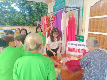 PHƯỜNG IV: “GIAN HÀNG ÁO DÀI 0 ĐỒNG” - KẾT NỐI YÊU THƯƠNG, GÌN GIỮ NÉT ĐẸP VĂN HÓA DÂN TỘC VIỆT NAM