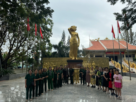 Hội Cựu chiến binh Phường IV tổ chức hành trình tìm về địa chỉ đỏ, thăm mộ chị Võ Thị Sáu