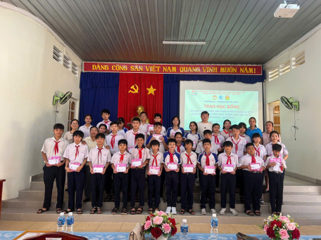 Phường IV: Tổ chức Chương trình trao học bổng cho học sinh nghèo, khó khăn nhân dịp kỷ niệm 50 năm Ngày Giải phóng miền Nam 30/4