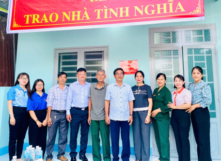 Thành phố Tây Ninh trao nhà tình nghĩa gia đình chính sách tại phường 4