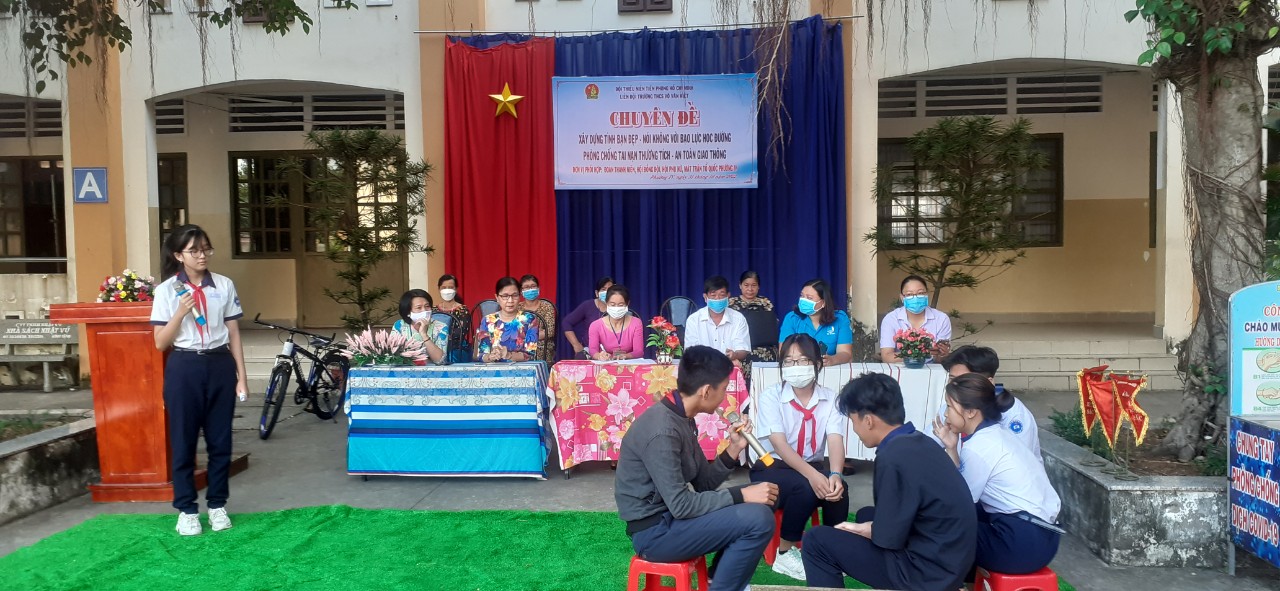 Các em học sinh tham gia diễn tiểu phẩm